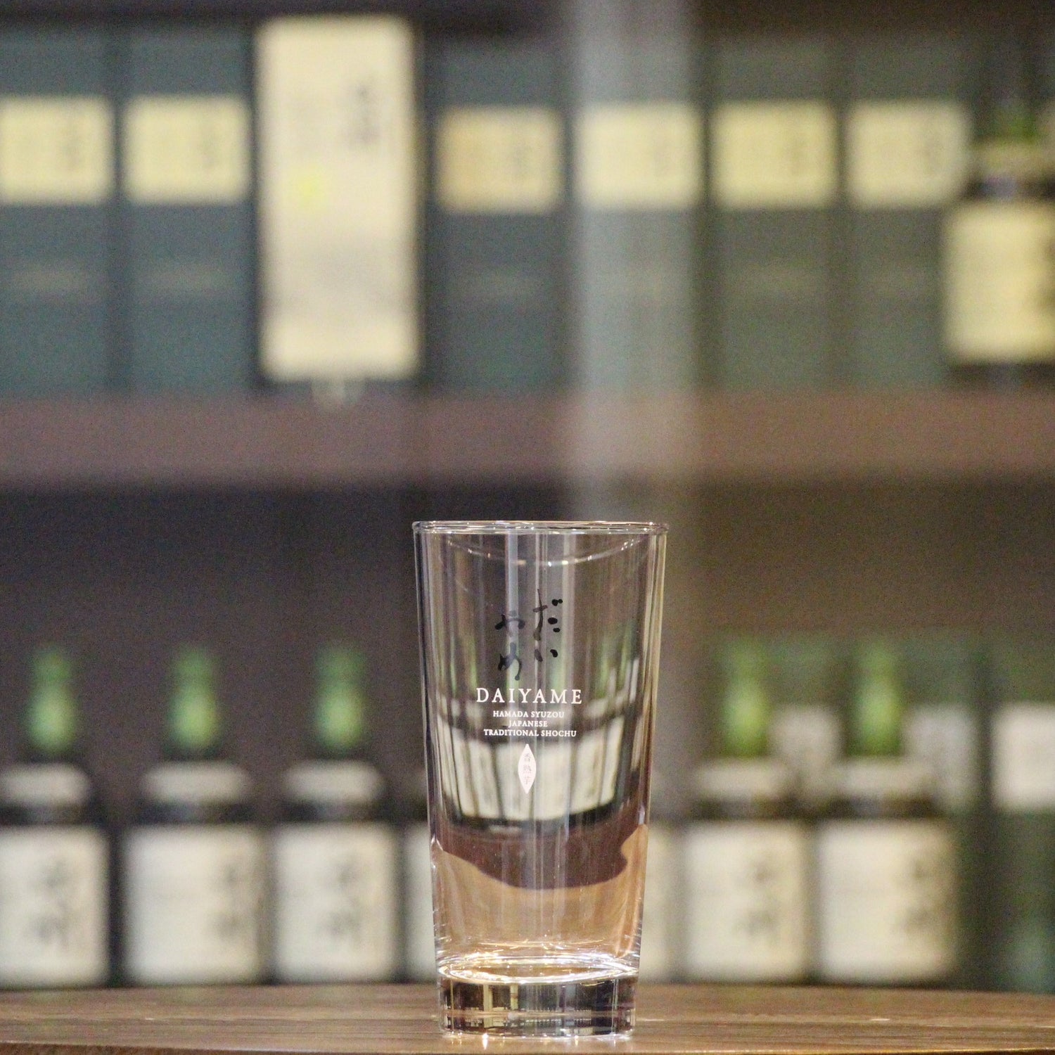 This beautiful Daiyame shochu highball glass is exactly what you need for enjoying shochu highball! Also perfect for other iced drinks.