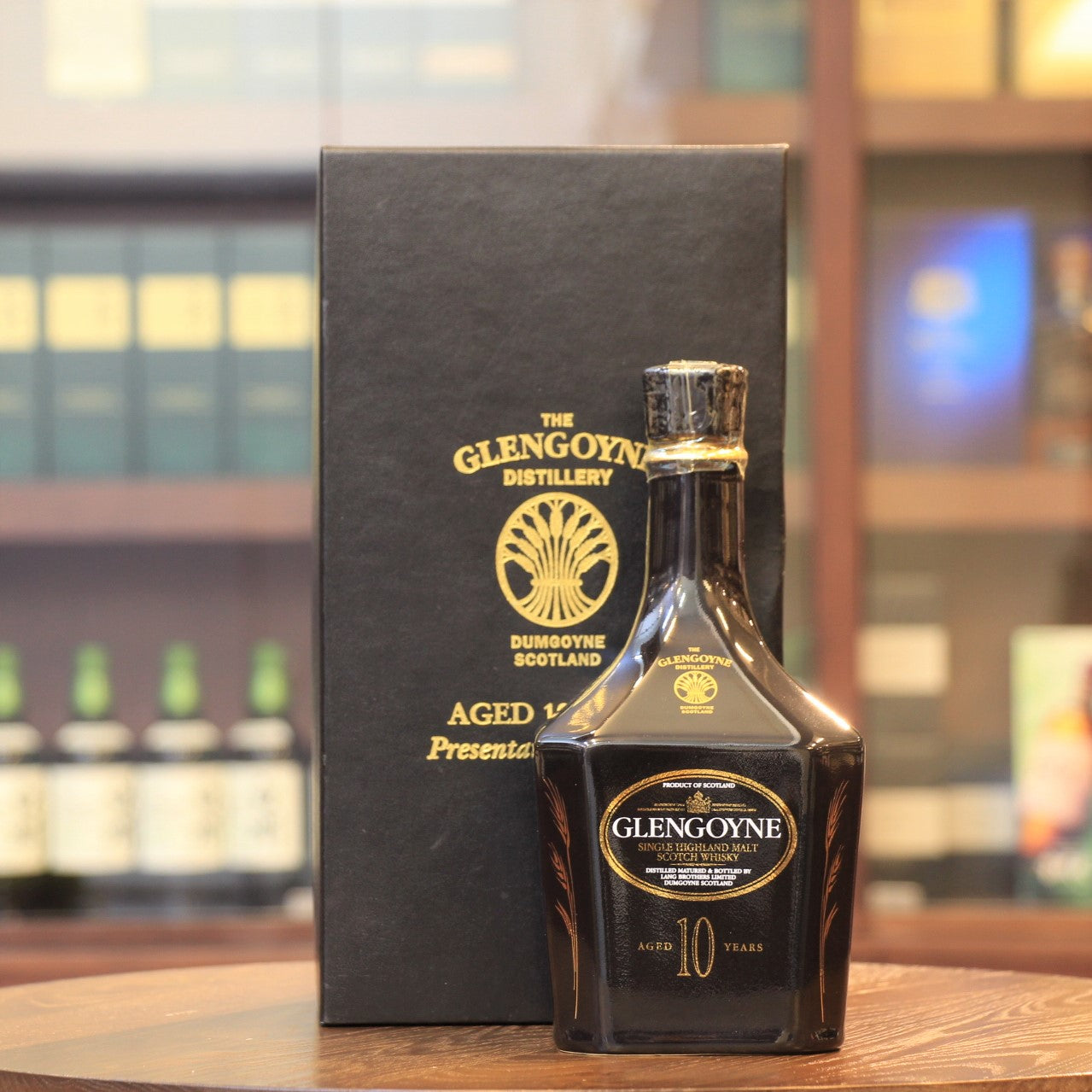 An old bottling from Glengoyne presented in a black ceramic decanter made by Setton Pottery of England. We estimate that this is a bottling from the 1990s. This carries a royal warrant by appointment to HM Queen Elizabeth The Queen Mother.